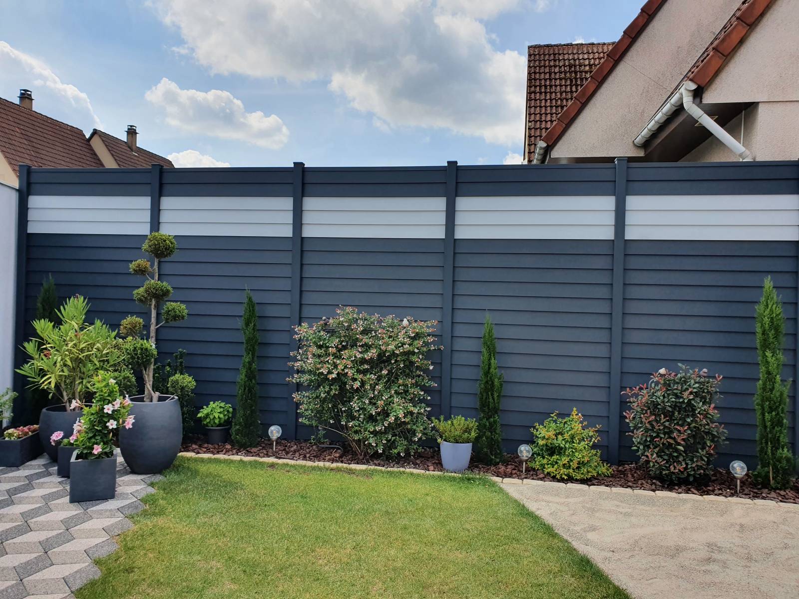 Solutions de brises-vues et clôtures pour la création d'un espace moderne au Luxembourg