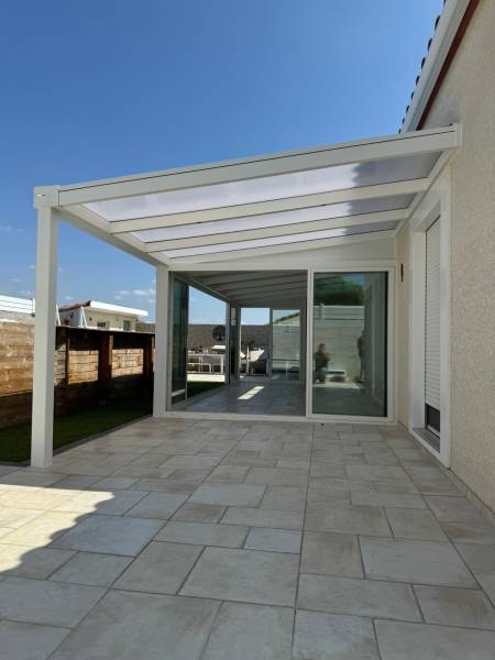 Abri de terrasse élégant sur mesure au Luxembourg