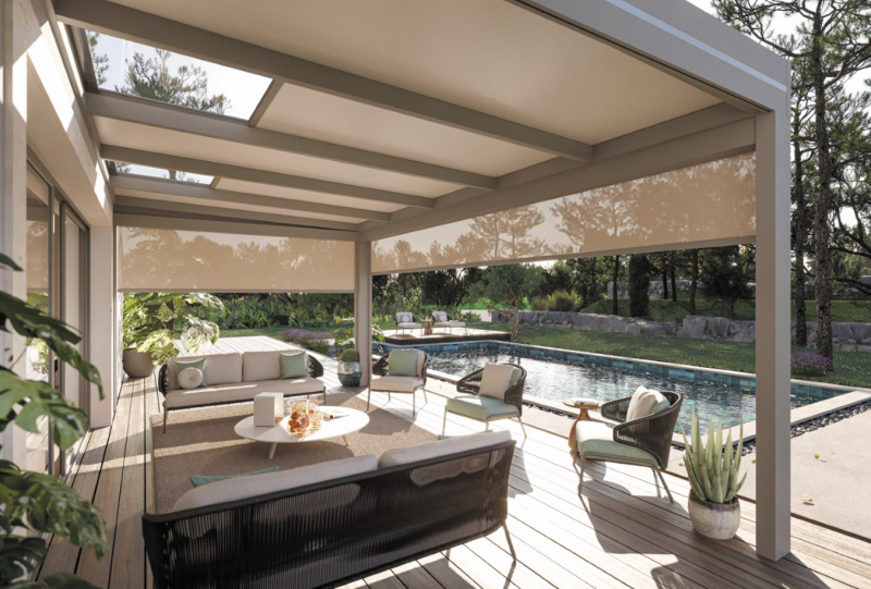Pergola en aluminium sur mesure avec des stores à Strassen au Luxembourg