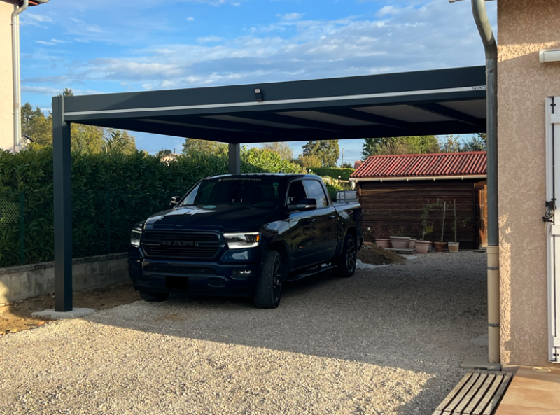Carport aus Aluminium op Mooss zu Déifferdeng
