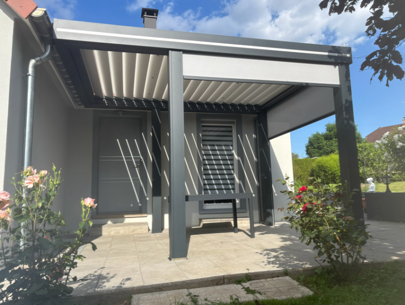 Pose de pergola bioclimatique avec stores intégré à Esch sur Alzette au Luxembourg