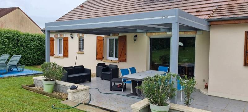 Installation de pergola design sur mesure pour terrasse à Strassen au Luxembourg 