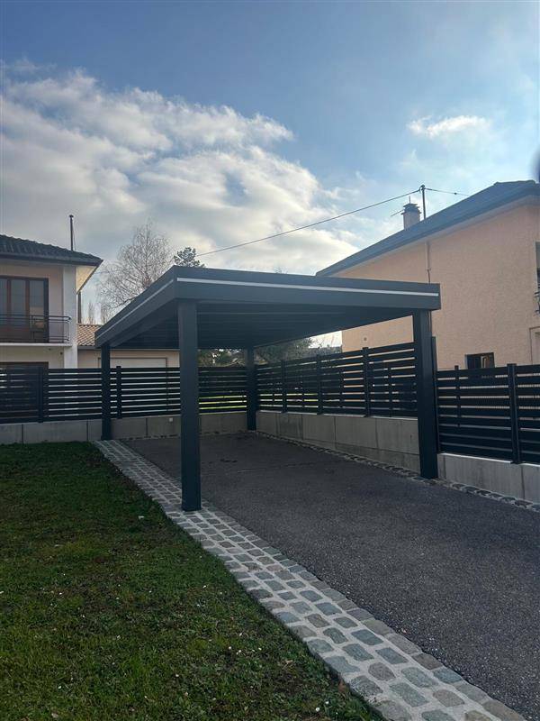 Aluminium-Carport mit Trapezblechdach in Ettelbruck, Luxemburg