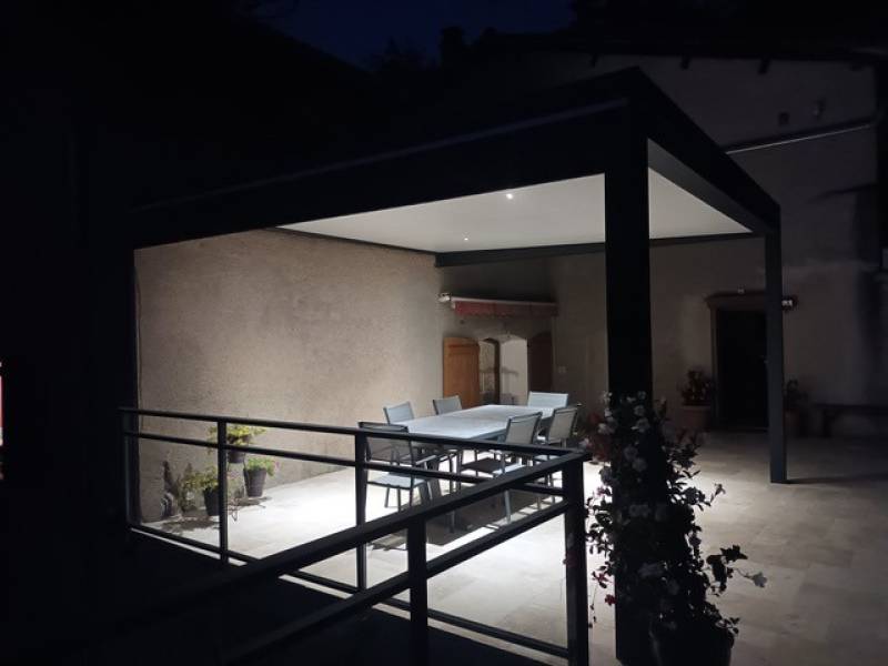 Pergola design en aluminium pour terrasse à Strassen au Luxembourg