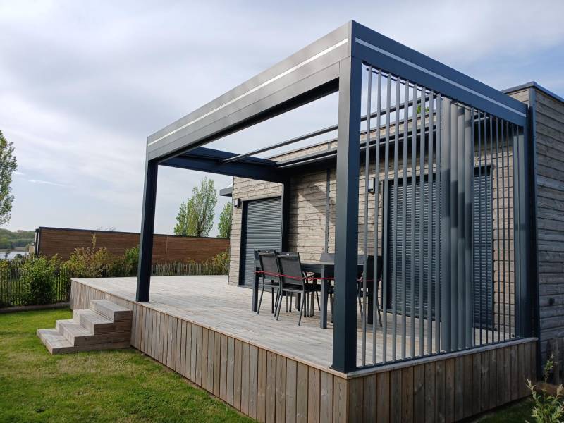 Installation de pergola store en alu sur mesure à Strassen au Luxembourg