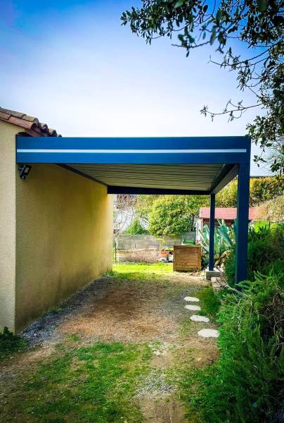 Carport en aluminium à toiture bac acier à Dudelange au Luxembourg