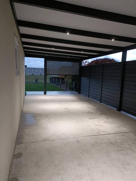 Pergola à toit en panneaux sandwich, conçue sur mesure à Diekirch