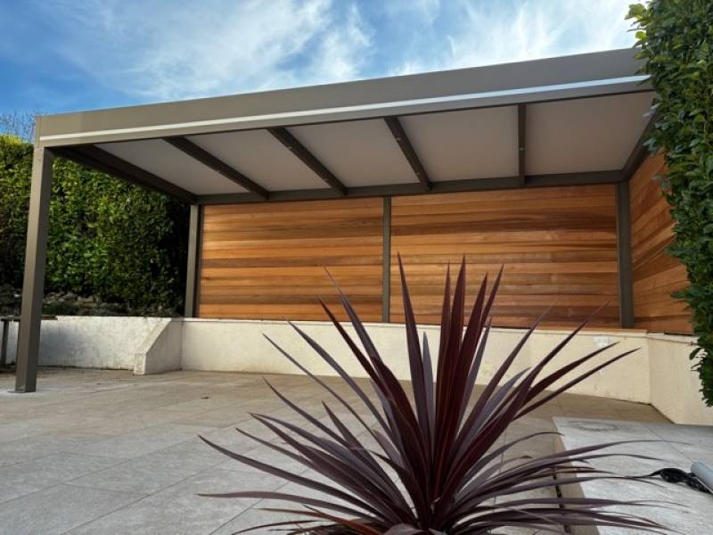 Pergola design en alu pour terrasse à Differdange au Luxembourg