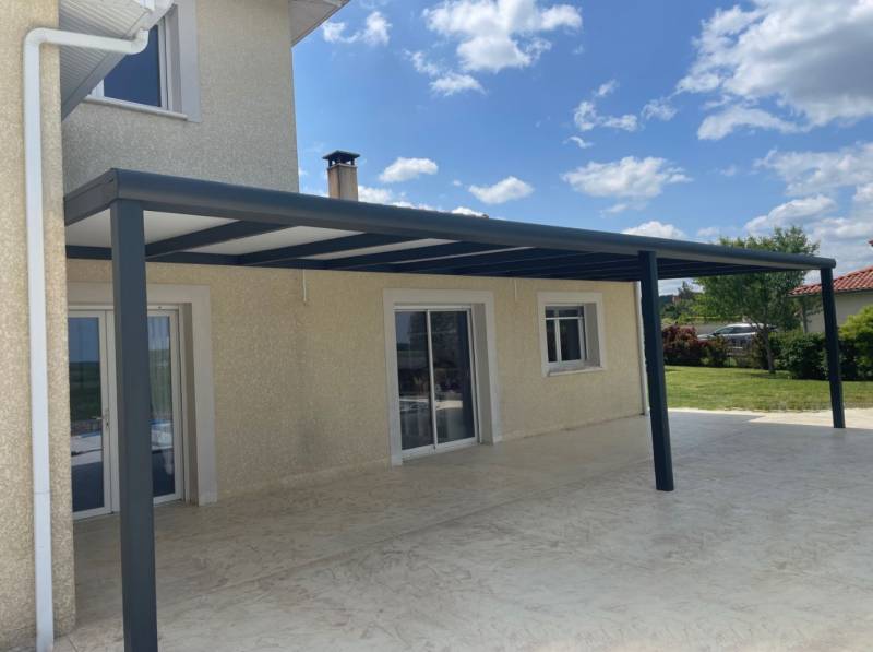 Vordach aus maßgeschneidertem Aluminium zur Überdachung einer Terrasse in Esch sur Alzette