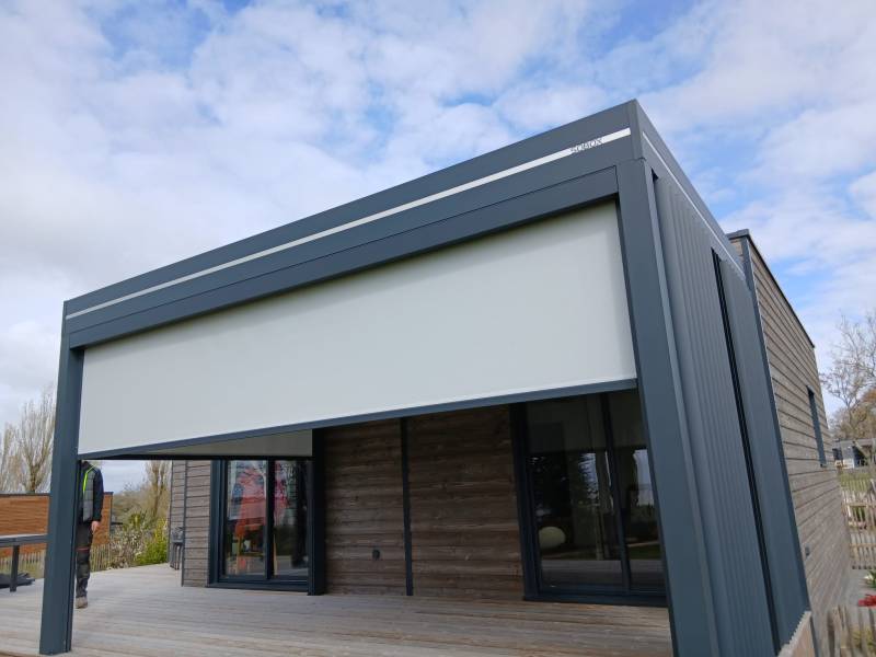 Pose de pergola store en aluminium à Strassen au Luxembourg