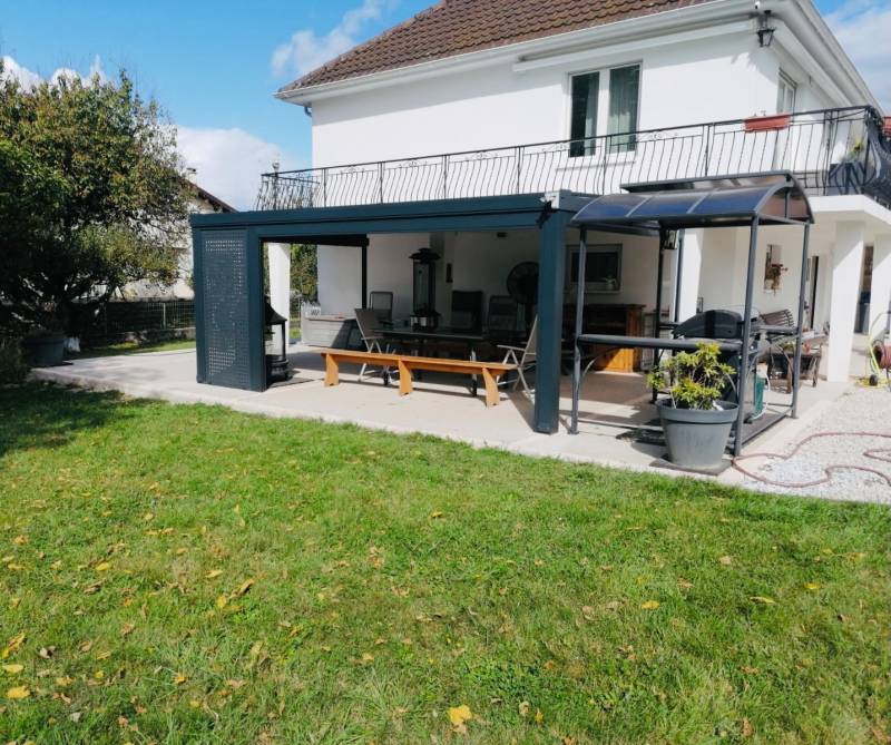 Maßgefertigte und erweiterbare Aluminium-Pergola in Diekirch