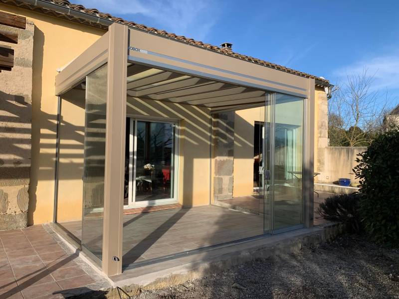 Designer vun evolutiven Pergolen aus Aluminium, fäerdeg fir Berufflech am Lëtzebuerg