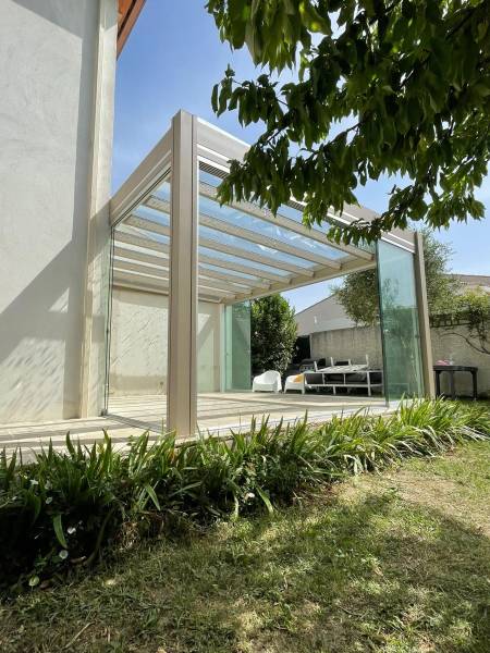 Réalisation d'une pergola aluminium avec volet intégré à Differdange