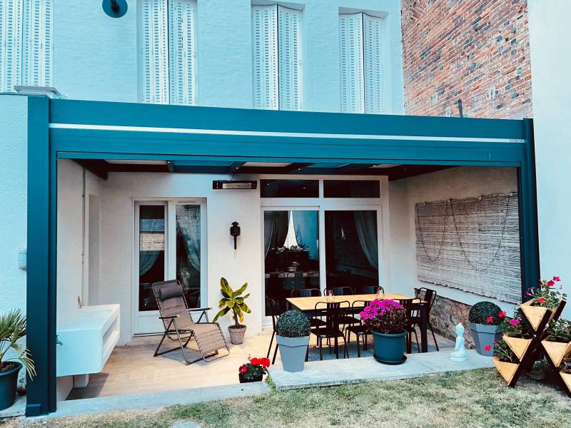 Installatioun vun enger Evolutiver, op Mooβ gemaachen Pergola zu Strassen, Lëtzebuerg