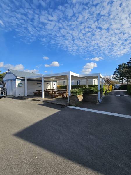 Installation pergola bioclimatique sur mesure pour restaurant à Esch sur Alzette