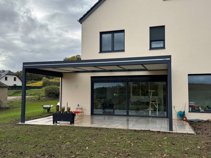 Pergola alu moderne et fonctionnel pour aménager terrasse à Differdange au Luxembourg
