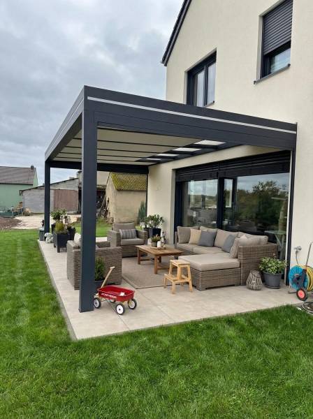 Puits de lumière sur une pergola attenante en aluminium : préserver la luminosité de votre maison au Luxembourg